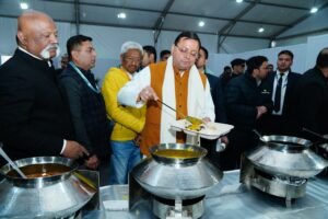 38वें-राष्ट्रीय-खेलों-की-विभिन्न-व्यवस्थाओं-का-मुख्यमंत्री-ने-भोजन.jpeg