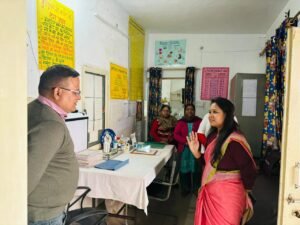 मुख्य-विकास-अधिकारी-के-द्वारा-पोषण-पुनर्वास-केन्द्र-का-निरीक्षण.jpg