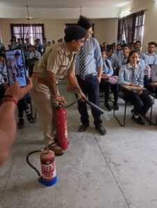 1742909000_816_एसडीआईएमटी-में-फायर-सैफ्टि-के-उपर-कार्यशाला-का-आयोजन.jpg