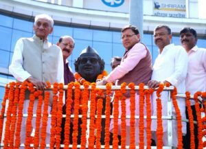 1745571067_867_मुख्यमंत्री-धामी-ने-हेमवती-नंदन-बहुगुणा-की-मूर्ति-पर-माल्यार्पण.jpeg