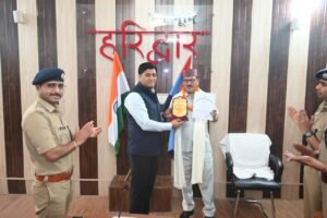 1746015553_489_सेवानिवृत-हो-रहे-जवानों-को-हरिद्वार-पुलिस-ने-दी-यादगार.jpg